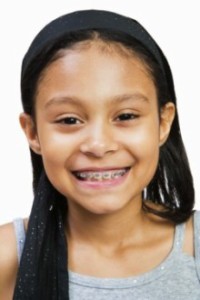 Kind mit Zahnspange - Zahnarztpraxis Wien
